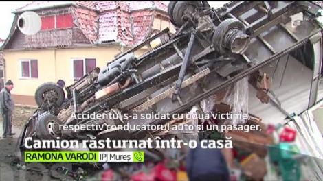 Un camion plin cu navete de bere şi suc s-a oprit direct într-o casă dintr-o comună mureşeană