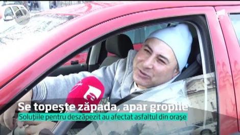 Când se topeşte omătul, se topeşte şi asfaltul! După iarna scurtă cu zăpadă din belșug, avem parte de gropi pe măsură