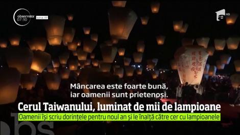 Mii de lampioane au fost înălţate noaptea trecută deasupra Taiwanului. Evenimentul a atras o mulţime de turişti