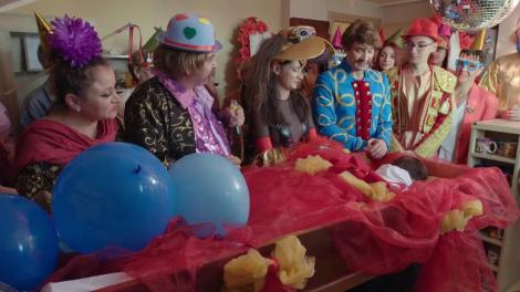 "Dumnezeu să-l obosească!". Înmormântarea, în universul paralel: "Și-altă dată, și-altă dată / O să-i facem groapa și mai lată!"