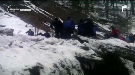 O tânără a murit în Munţii Vrancei, surprinsă de o avalanşă!