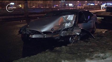 Accident azi-noapte în Capitală după ce o maşină s-a izbit în plin de un stâlp de iluminat, aproape de Piaţa Muncii