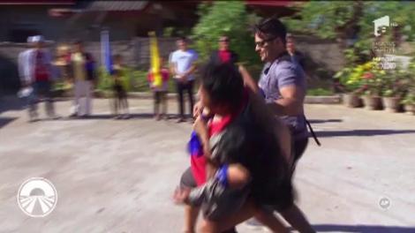 Lupta pentru amuletă, mai... amuzantă ca niciodată! Concurenţii trebuie să îi facă să râdă pe locuitori