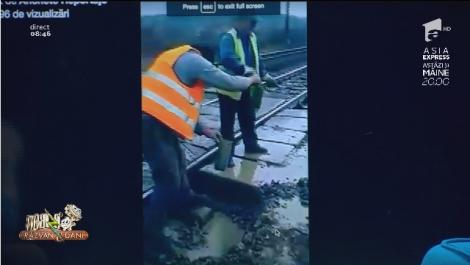 Smiley News. Imagini incredibile surprinse pe o cale ferată din România. Muncitorii evacuează apa cu ajutorul unor sticle de plastic tăiate!
