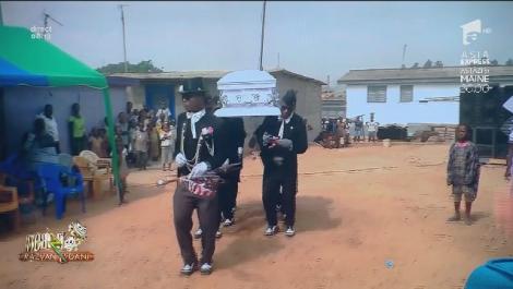 Smiley News. Bocitori profesioniști în Africa. Vă rog sa nu râdeți, e o înmormântare!