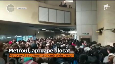 Aglomerație mare la metrou! Nodurile magistrale Dristor, Piaţa Unirii şi Piaţa Victoriei au fost blocate