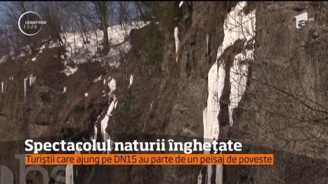 Spectacolul naturii înghețate! Turiștii care ajung pe DN15 au parte de un peisaj de poveste