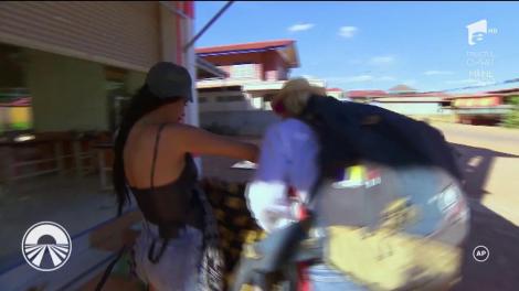 "Camerele l-au oprit să treacă la treabă, îţi dai seama"! Cruduţa s-a dat, fără ruşine, la un localnic, la "Asia Express": "I-am dat pantalonii jos"