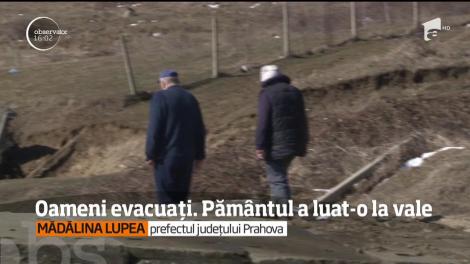 Pământul a luat-o la vale la marginea unui oraş din Prahova!