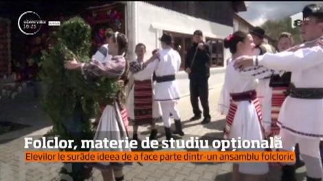 Folclor, materie de studiu opţională! Cei mai bucuroşi de perspectivă sunt chiar elevii! Primul județ în care s-ar putea introduce disciplina