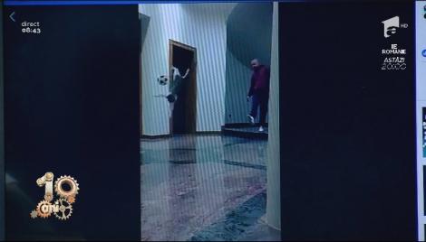 Smiley News. Pisica aceasta este cel mai bun portar