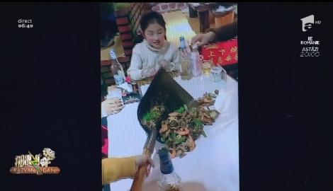 Smiley News. Poftă bună! Mâncare servită cu lopata, într-un restaurant!