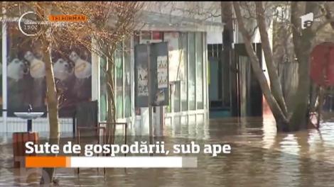 Sute de gospodării şi terenuri agricole din 33 de localităţi sunt sub ape! Multe drumuri naţionale şi judeţene au fost blocate de inundaţii