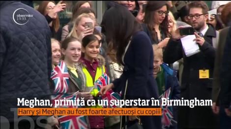 Prinţul Harry şi viitoarea lui soţie au făcut baie de mulţime la Birmingham. Meghan Markle a fost în centrul atenţiei