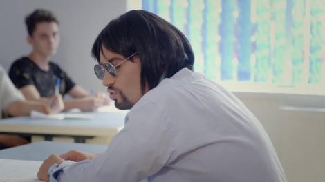 Cel mai șmecher dintre șmecherii din România! Profesorul cu ochelari de John Lennon și voce de dictator i-a articulat pe elevi de numai!