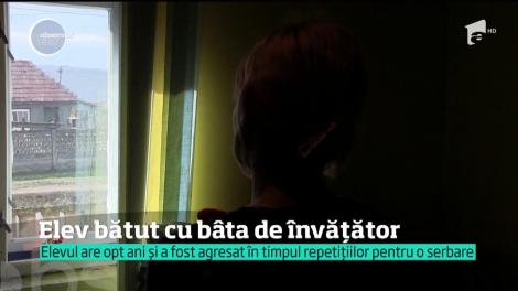 Un elev a fost bătut crunt de un învăţător pentru că şi-a apărat o colegă! „Ştim că este violent şi l-am văzut cu o bâtă, cu o nuieluşă umblând prin curtea şcolii!”