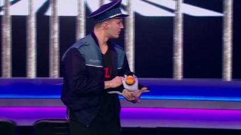 Știi și tu pașii, dar ritmul e unul alert! Baletul Furnica a făcut show pe scena „iUmor” cu „Dansul pinguinului”!