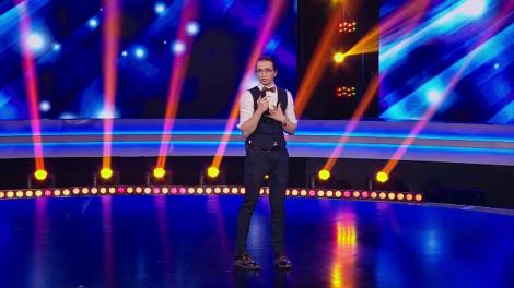 I-a ieșit din prima,  voi ce credeți?! Cosmin Niculae a făcut primul său număr de stand up din viaţă pe scena ”iUmor”: „Unde-i foca, cine-a spus foca?”