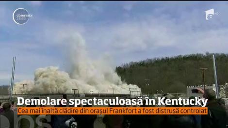 Cea mai înaltă clădire dintr-un oraş aflat în statul Kentucky a fost demolată printr-o explozie controlată!