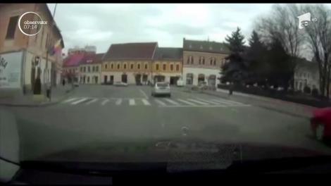 Scene incredibile pe străzile din Dej. Un şofer teribilist din Bistriţa Năsăud a blocat o intersecţie circulată pentru a-şi impresiona partenera cu drifturile sale