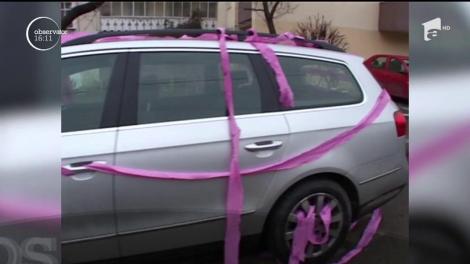 Un bărbat din Piatra Neamţ şi-a descoperit maşina împachetată în hârtie igienică de culoare roz!