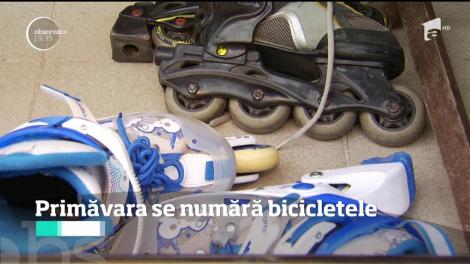 De mână cu copiii, părinţii au umplut magazinele au la vânzare bicicletele, tricicletele şi rolele