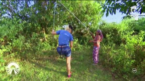 Concurenții trebuie să strângă insecte într-o găleată Daniela Crudu: "Vezi să nu îți cadă pe față"