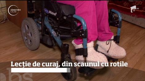 O tânără din Târgu-Jiu, aflată în scaun cu rotile, ne oferă tuturor o lecţie de curaj şi ambiţie