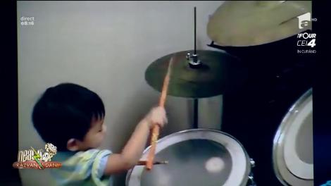 Smiley News. Un bebeluș de 23 de luni cântă la tobe