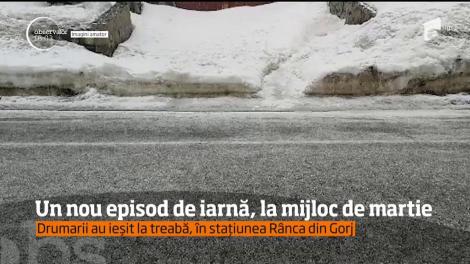 Un nou episod de iarnă, la mijloc de martie. Drumarii au ieșit să dea zăpada pe drumul care duce către staţiune Rânca