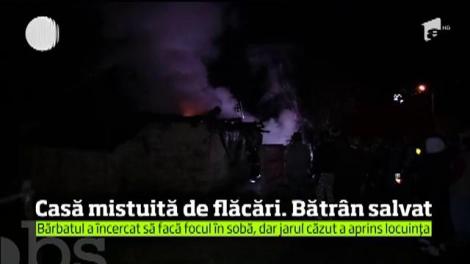 Incendiu puternic la o casă din comuna Aluniş, judeţul Cluj
