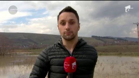 Alertă maximă într-o localitate din judeţul Covasna. Viitura a ajuns aproape de case, iar digul care stă în calea ei riscă să se spargă în orice moment. Sute de oameni ar ptuea fi evacuaţi!