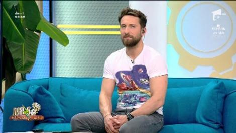 Singur sau într-o relație, by Dani Oțil. "Știți bărbatul ăla "subțău", care își subțiază vocea când vorbește cu ea?"