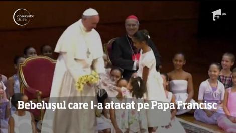 Nu toţi bebeluşii îl plac pe Papa Francisc! Un puşti l-a muşcat de deget pe Sfântul Părinte