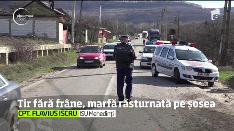 Accident spectaculos în Mehedinţi. Un TIR încărcat cu pui şi peşte congelat a acroşat în viteză o dubă ce transporta tuburi de oxigen