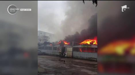 Piață făcută scrum în Arad. Focul a pornit de la uleiul lăsat nesupravegheat într-o gogoşerie