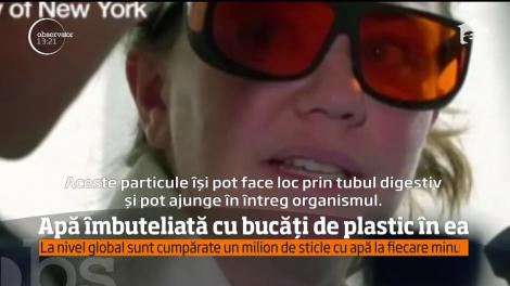 Apă îmbuteliată cu bucăţi de plastic în ea