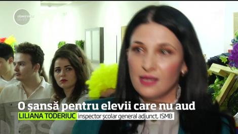 Copiii cu deficienţe de auz vor să fie colegi cu elevii din şcolile de masă