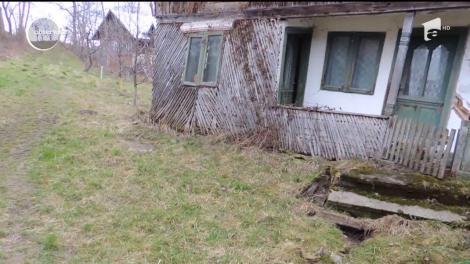 Alunecările de teren fac ravagii. 11 case au fost distruse la Văleni, Dâmboviţa