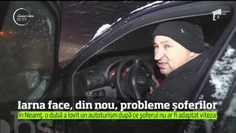 În nordul țării, iarna face, din nou, probleme șoferilor. Vântul puternic a viscolit zăpada şi a blocat drumurile