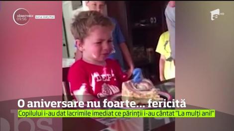 Băieţelul care a început să plângă pentru că nu a vrut să fie sărbătorit de ziua lui
