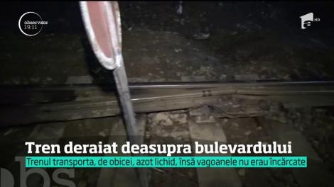 Tren deraiat deasuprea unuia dintre cele mai aglomerate bulevarde din Constanţa