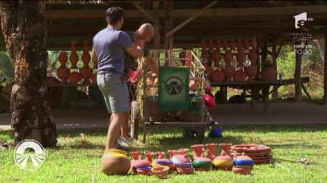 Au ieșit cioburi! Cioburi multeeeeee! Competiţia de transportat vase de ceramică a fost câştigată Liviu şi Andrei!