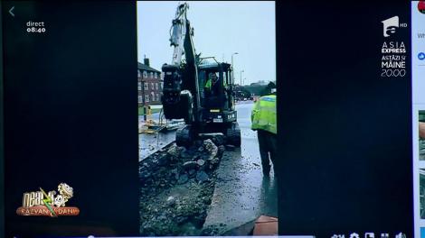 Smiley News. Glume de pe șantier. Cum se golește de apă un șant cu ajutorul unui excavator