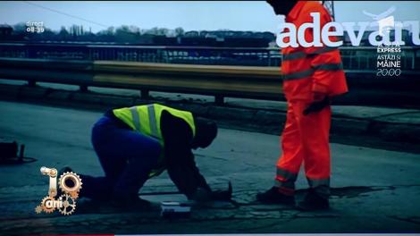 Metoda lui Dorel lovește din nou! Un muncitor face asfaltarea folosind...cuie!