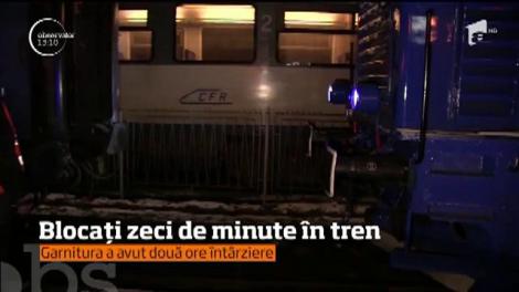 Zeci de oameni au admirat natura între Orșova și Turnu Severin. Nu de bună voie ci siliţi de împrejurări. Locomotiva trenului cu care mergeau s-a defectat