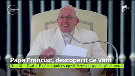 Moment inedit pentru Papa Francisc în timpul discursului pe care îl ţinea la audienţa generală săptămânală din Piaţa Sfântul Petru