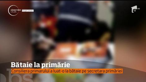 Scene şocante la primărie. Consiliera și secretara și-au împărțit pumni și picioare, pănă una din ele a leșinat: "Mă dădea cu capul de perete şi striga "săriţi, ajutor!"