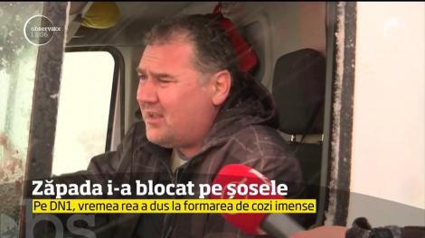 Zăpada i-a blocat pe șosele. Pe DN1, vremea rea a dus la formarea de cozi imense
