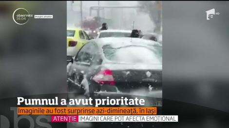 Ninsoarea a încins şi spiritele în trafic. În Iaşi, un şofer a sărit cu pumnul la un altul pentru că nu i-a acordat prioritate